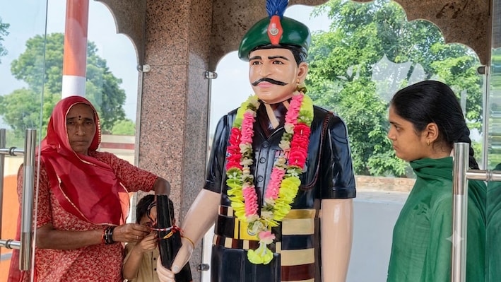 शहीद भाई की प्रतिमा पर बहन ने बांधी राखी, तोगावास का यह दृश्य देख नम हो गईं आंखें