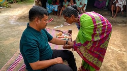 कभी दुश्मन बनकर तानी थीं बंदूकें, 22 साल बाद भाई की कलाई पर बांधी राखी, भावुक कर देगी बस्तर के भाई-बहन की कहानी