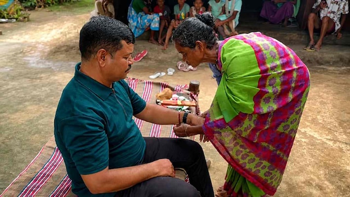 कभी दुश्मन बनकर तानी थीं बंदूकें, 22 साल बाद भाई की कलाई पर बांधी राखी, भावुक कर देगी बस्तर के भाई-बहन की कहानी