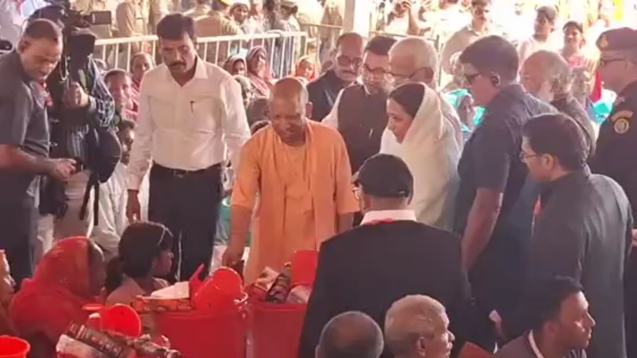 बलिया में बाढ़ का कहर; सीएम योगी ने किया हवाई सर्वे, पीड़ितों को बांटी राहत किट और बढ़ाया हौसला बलिया में बाढ़ का कहर; सीएम योगी ने किया हवाई सर्वे, पीड़ितों को बांटी राहत किट और बढ़ाया हौसला