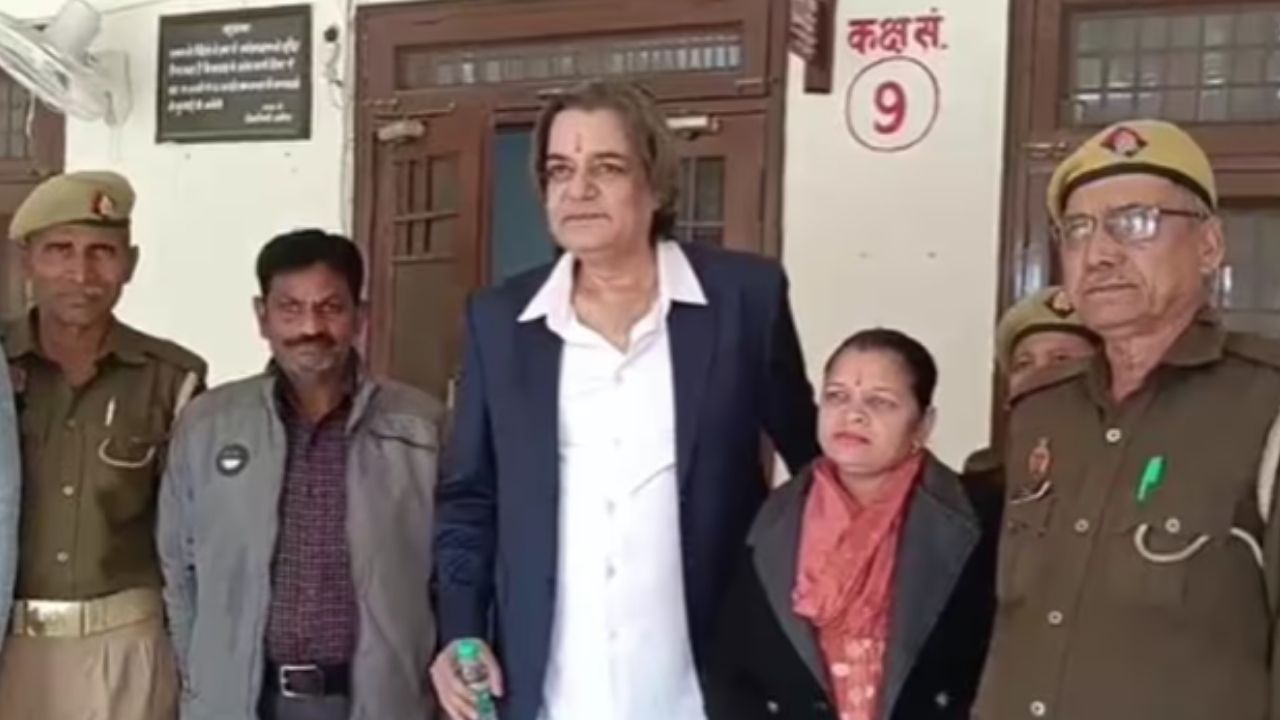 फिल्म अभिनेता चंद्रचूड़ सिंह पहुंचे पुलिस चौकी, करोड़ों की पैतृक संपत्ति पर घमासान! दर्ज कराया बयान फिल्म अभिनेता चंद्रचूड़ सिंह पहुंचे पुलिस चौकी, करोड़ों की पैतृक संपत्ति पर घमासान! दर्ज कराया बयान