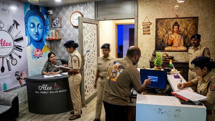 30 स्पा सेंटर..15 टीमें, रायपुर में सुबह-सुबह 100 पुलिसकर्मियों ने खंगाले CCTV, 2 जगह मिला आपत्तिजनक सामान