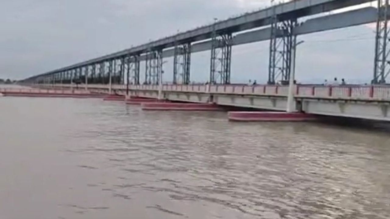 नेपाल में भारी बारिश से बढ़ा कोसी का जलस्तर, 3.5 लाख क्यूसेक पानी डिस्चार्ज होने की आशंका, प्रशासन अलर्ट नेपाल में भारी बारिश से बढ़ा कोसी का जलस्तर, 3.5 लाख क्यूसेक पानी डिस्चार्ज होने की आशंका, प्रशासन अलर्ट