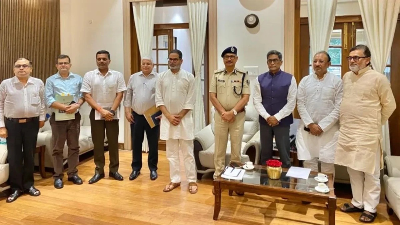 प्रशांत किशोर से क्यों मिले मुख्य सचिव और DGP? राजद ने उठाए सवाल तो सत्तापक्ष को देना पड़ा जवाब प्रशांत किशोर से क्यों मिले मुख्य सचिव और DGP? राजद ने उठाए सवाल तो सत्तापक्ष को देना पड़ा जवाब
