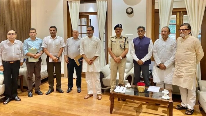 प्रशांत किशोर से क्यों मिले मुख्य सचिव और DGP? राजद ने उठाए सवाल तो सत्तापक्ष को देना पड़ा जवाब