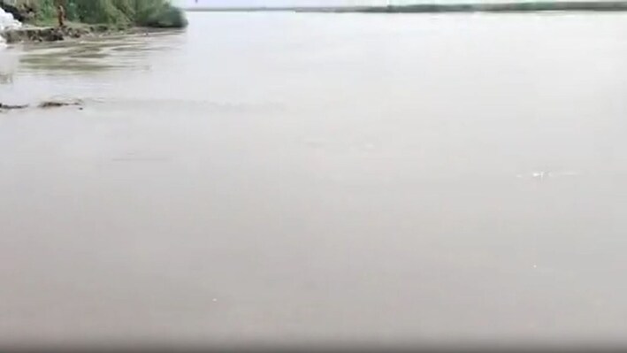 मुंगेर में गंगा का कहर: दियारा-निचले इलाकों में फैला बाढ़ का पानी, कुतलुपुर में कटाव से दहशत