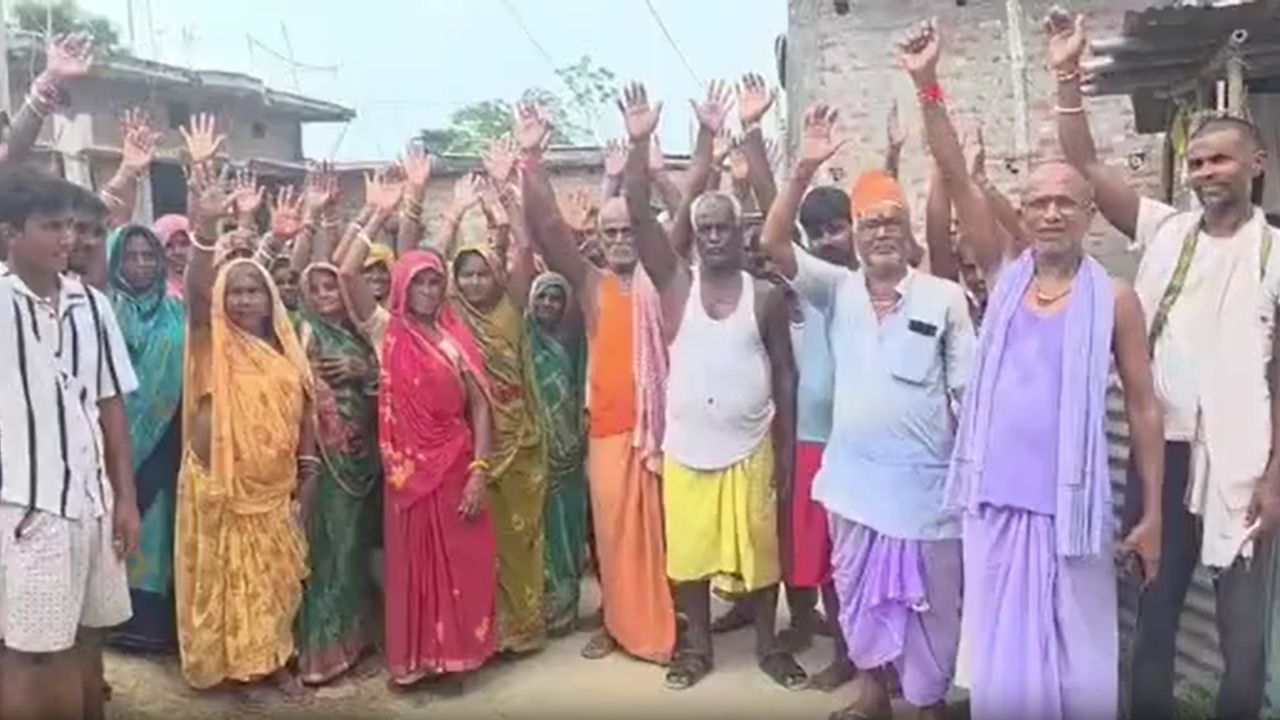 मधुबनी में चापाकल सूखने से गहराया पेयजल संकट, 200 परिवार परेशान, ग्रामीणों ने किया प्रदर्शन मधुबनी में चापाकल सूखने से गहराया पेयजल संकट, 200 परिवार परेशान, ग्रामीणों ने किया प्रदर्शन