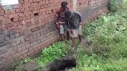 धनबाद के कतरास में फिर धंसी जमीन, घर के बगल 30 फीट का गोफ, दहशत में आया परिवार