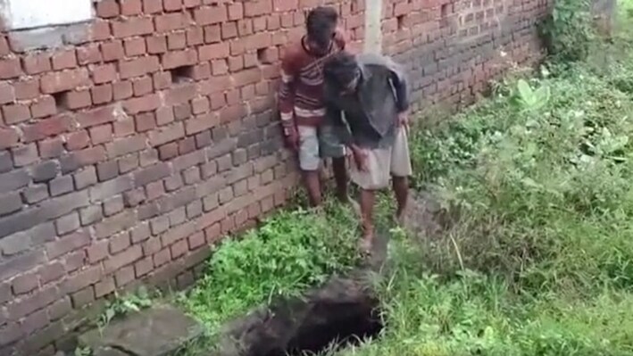 धनबाद के कतरास में फिर धंसी जमीन, घर के बगल 30 फीट का गोफ, दहशत में आया परिवार