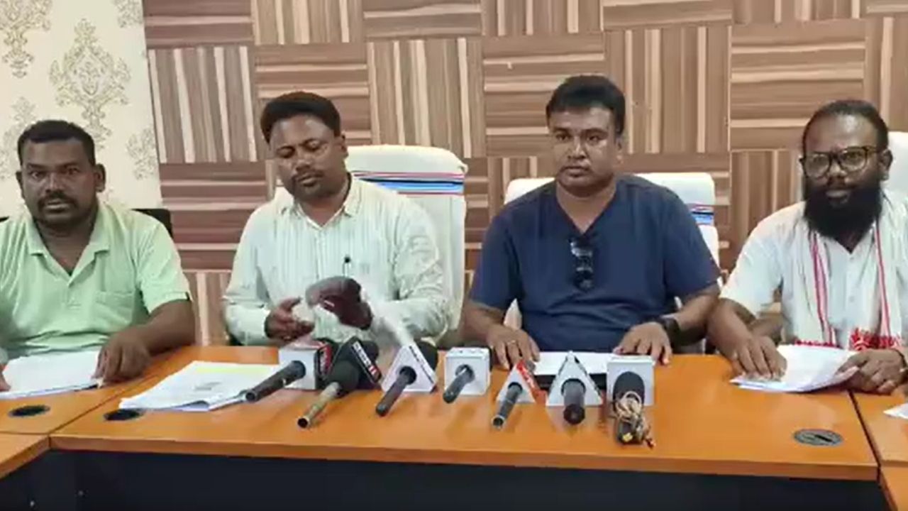 पारसनाथ पहाड़ पर जैन दावे का आदिवासियों ने किया विरोध, मारांग बुरू के अधिकार को लेकर आंदोलन की चेतावनी पारसनाथ पहाड़ पर जैन दावे का आदिवासियों ने किया विरोध, मारांग बुरू के अधिकार को लेकर आंदोलन की चेतावनी