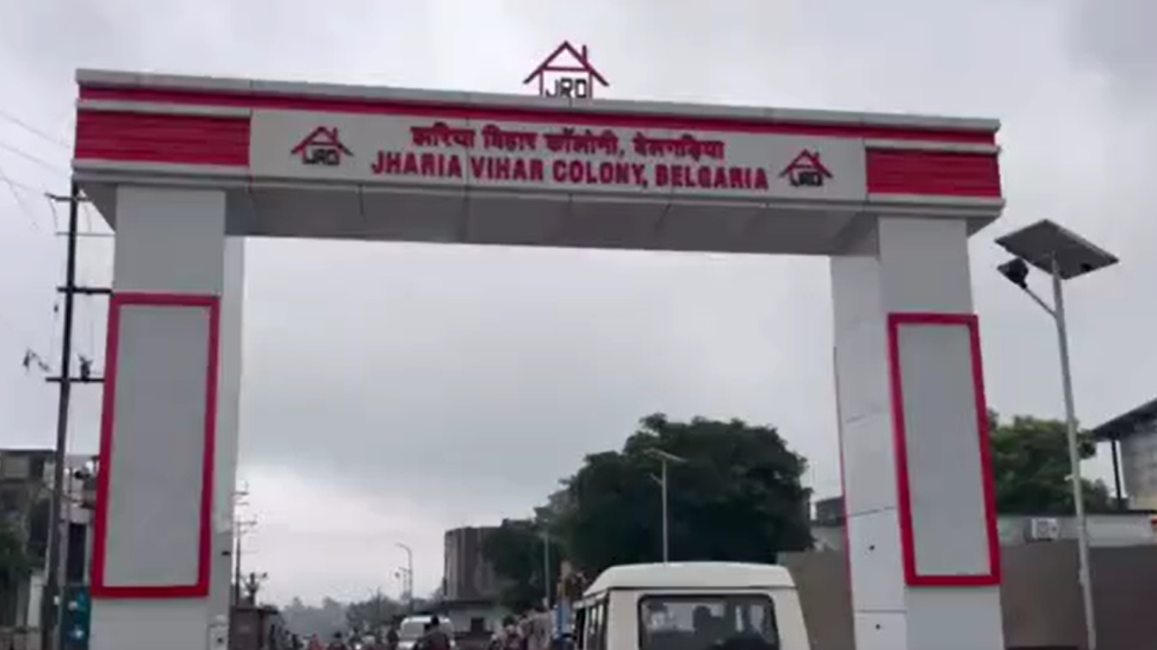 झरिया मास्टर प्लान का जायजा लेने पहुंचे PM के सलाहकार तरुण कपूर, बेलगड़िया में विस्थापितों से की बात झरिया मास्टर प्लान का जायजा लेने पहुंचे PM के सलाहकार तरुण कपूर, बेलगड़िया में विस्थापितों से की बात
