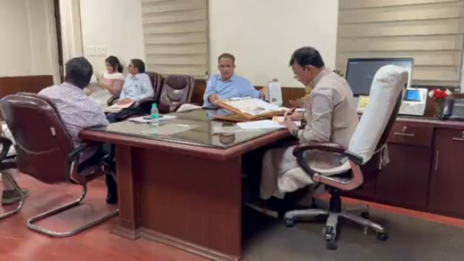 हादसे रोकना मुश्किल! लेकिन जान बचाने की कोशिश तेज, सड़क सुरक्षा फंड से बढ़ेंगी सुविधाएं हादसे रोकना मुश्किल! लेकिन जान बचाने की कोशिश तेज, सड़क सुरक्षा फंड से बढ़ेंगी सुविधाएं
