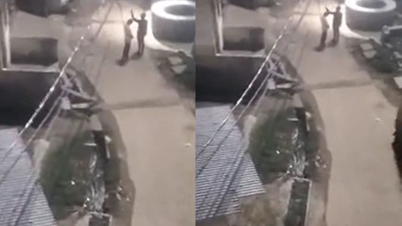 दानापुर में बेखौफ बदमाशों ने की खुलेआम फायरिंग, 8 खोखे बरामद, वायरल वीडियो से मचा हड़कंप दानापुर में बेखौफ बदमाशों ने की खुलेआम फायरिंग, 8 खोखे बरामद, वायरल वीडियो से मचा हड़कंप