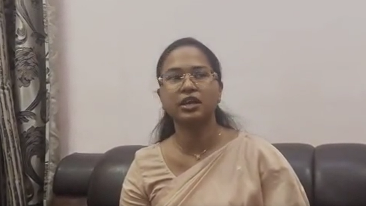 हजारीबाग पहुंचीं कृषि मंत्री शिल्पी नेहा तिर्की, सड़कों की बदहाली पर BJP सांसदों-विधायकों को घेरा हजारीबाग पहुंचीं कृषि मंत्री शिल्पी नेहा तिर्की, सड़कों की बदहाली पर BJP सांसदों-विधायकों को घेरा