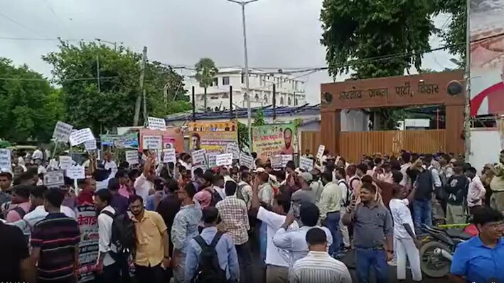 बिहार में 1799 KYP सेंटर बंद होने से भड़का आक्रोश, पटना पहुंचे संचालक और छात्र, BJP कार्यालय का किया घेराव