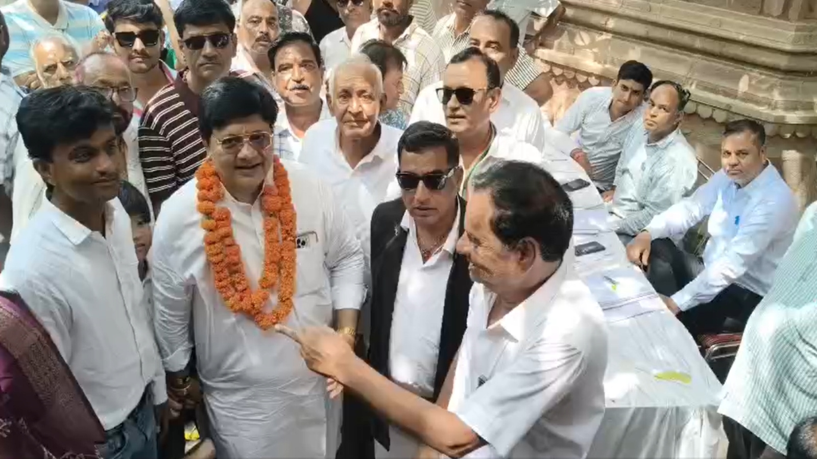 टिकट पर पार्टी पॉलिटिक्स में बड़ा ट्विस्ट! चुनाव प्रभारी और रांका के बयान से गरमाई सियासत टिकट पर पार्टी पॉलिटिक्स में बड़ा ट्विस्ट! चुनाव प्रभारी और रांका के बयान से गरमाई सियासत