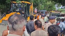 समस्तीपुर में रेलवे का एक्शन: विद्यापतिधाम स्टेशन और स्मारक चौक पर चला बुलडोजर, अतिक्रमण मुक्त कराई गई जमीन