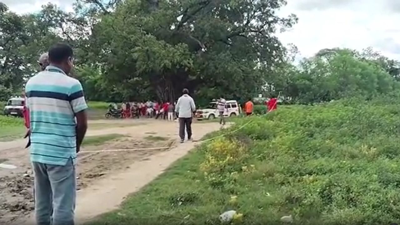 बेतिया राज की जमीनों से हटेगा अवैध कब्जा, 15 हजार एकड़ से अधिक भूमि की मापी शुरू बेतिया राज की जमीनों से हटेगा अवैध कब्जा, 15 हजार एकड़ से अधिक भूमि की मापी शुरू