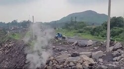 धनबाद में कतरास-लोयाबाद मुख्य मार्ग पर खतरा: पंजाबी मोड़ पर सड़क धंसी, महीनों से जारी गैस रिसाव से दहशत