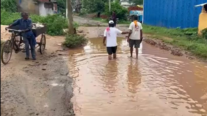 लातेहार में बदहाल सड़क बनी 'डेथ ट्रैप', गड्ढों में तब्दील मार्ग से 25 हजार से अधिक लोग परेशान