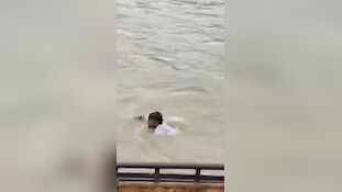 हरिद्वार में देवदूत बने गोताखोर, गंगा में डूब रहे बुजुर्ग को मौत के मुंह से खींच लाए युवक; देखें वायरल वीडियो