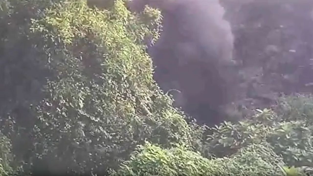 धनबाद के झरिया में फिर धंसी जमीन, दरारों से निकला जहरीला धुआं और आग की लपटें, दहशत में लोग धनबाद के झरिया में फिर धंसी जमीन, दरारों से निकला जहरीला धुआं और आग की लपटें, दहशत में लोग