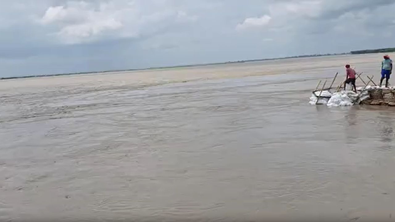 गंडक के कटाव से मचा हाहाकार, रेवहिया में घर छोड़ने को मजबूर लोग, मंगलपुर समेत कई गांवों पर संकट गंडक के कटाव से मचा हाहाकार, रेवहिया में घर छोड़ने को मजबूर लोग, मंगलपुर समेत कई गांवों पर संकट