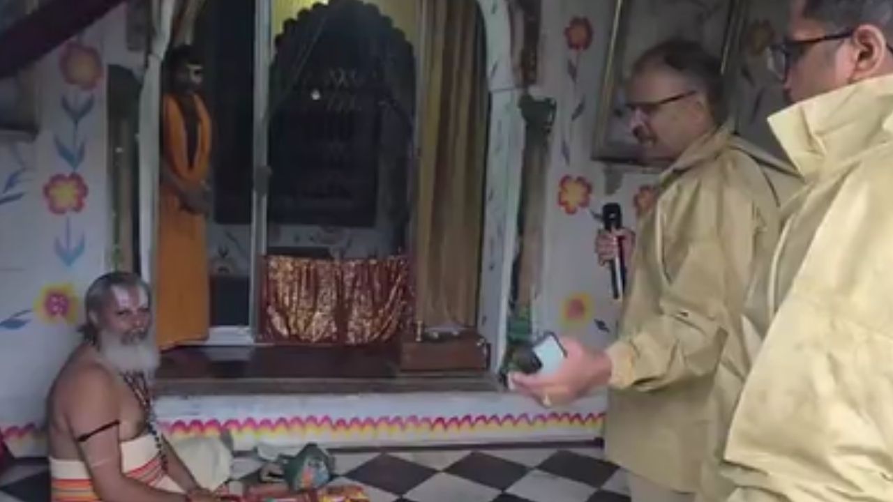 'मैं भगवान को छोड़कर कहीं नहीं जाऊंगा...' बाढ़ में डूबा मंदिर, प्रशासन की अपील पर भी नहीं हटे पुजारी 'मैं भगवान को छोड़कर कहीं नहीं जाऊंगा...' बाढ़ में डूबा मंदिर, प्रशासन की अपील पर भी नहीं हटे पुजारी