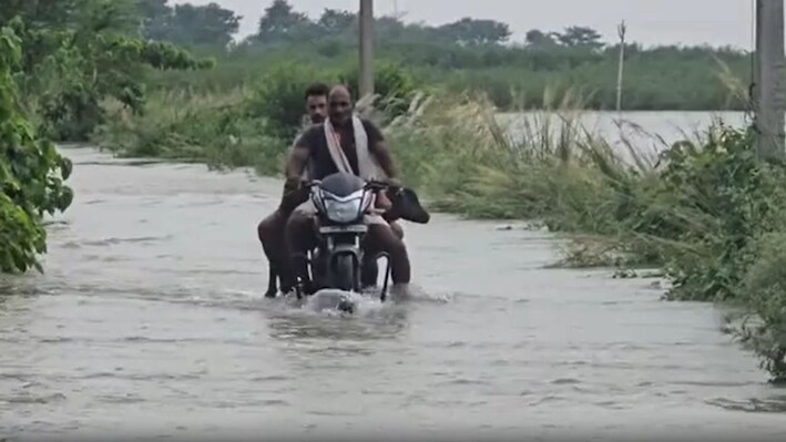Begusarai Flood: गंगा के रौद्र रूप से सिहमा पंचायत में मचा हाहाकार, घरों में घुसा पानी, छतों पर रहने को मजबूर ग्रामीण