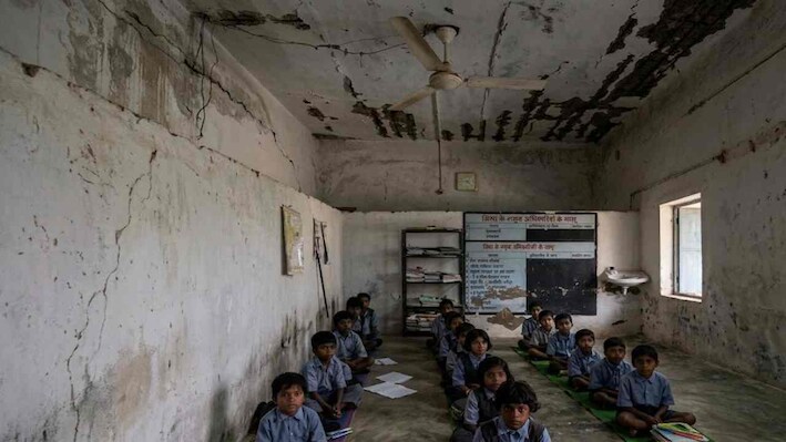 टपकती छत... गिरता प्लास्टर, खतरे के बीच पढ़ने को मजबूर बच्चे, जानिए सूरजपुर के 105 स्कूलों की सच्चाई