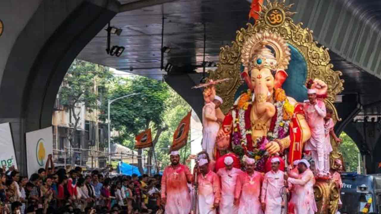 'गोविंदा आला रे': 66 KG सोना, 335 KG चांदी से श्रृंगार, 703 करोड़ का इंश्योरेंस...मुंबईचा राजा के ठाठ निराले 'गोविंदा आला रे': 66 KG सोना, 335 KG चांदी से श्रृंगार, 703 करोड़ का इंश्योरेंस...मुंबईचा राजा के ठाठ निराले
