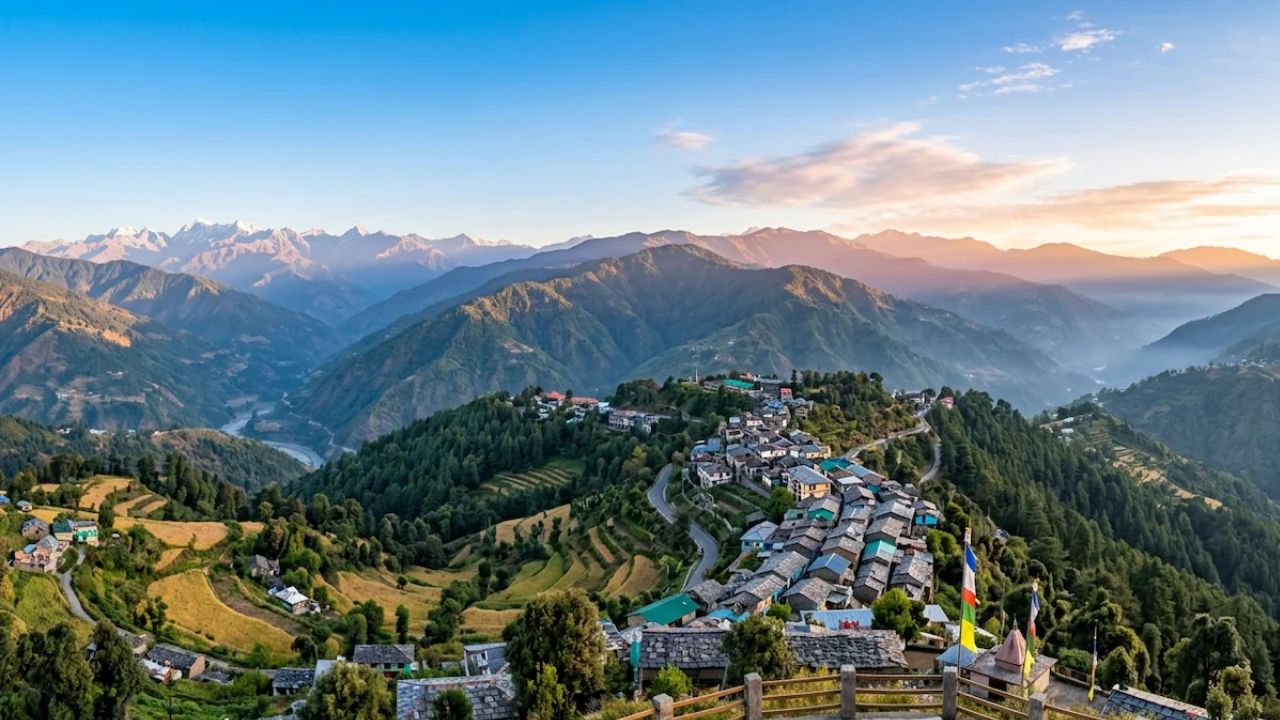 अंग्रेजों की बसाई जगह पर ही विदेशियों के जाने पर लगा है बैन...जानिए उत्तराखंड के चकराता की अनोखी खासियतें अंग्रेजों की बसाई जगह पर ही विदेशियों के जाने पर लगा है बैन...जानिए उत्तराखंड के चकराता की अनोखी खासियतें