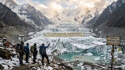 उत्तराखंड में एक ऐसा ग्लेशियर है जिसे स्वर्ग की पौराणिक सीढ़ी माना जाता है...जानें क्या है रहस्य