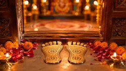घर में लक्ष्मी चरण लगाते समय रखें इस 1 बात का ध्यान! वरना फायदे की जगह हो सकता है भारी नुकसान, जानिए सही दिशा!