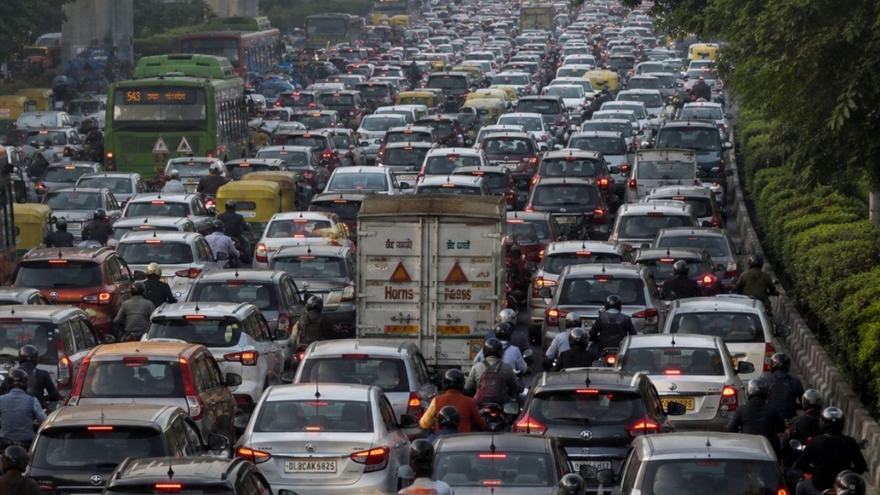 हल्की बारिश के बाद गुरुग्राम में क्यों लग जाता है लंबा जाम? समझें 5 बड़े कारण हल्की बारिश के बाद गुरुग्राम में क्यों लग जाता है लंबा जाम? समझें 5 बड़े कारण