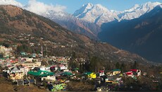 हिमाचल के गांवों पर पलायन की मार! घर हैं, खेत हैं, लेकिन कम होते जा रहे हैं रहने वाले