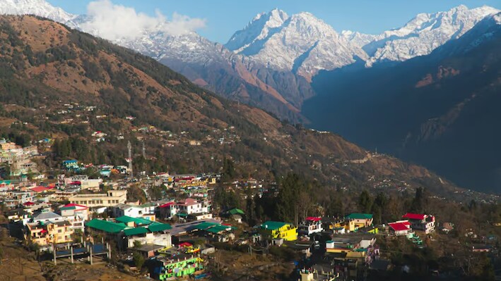 हिमाचल के गांवों पर पलायन की मार! घर हैं, खेत हैं, लेकिन कम होते जा रहे हैं रहने वाले