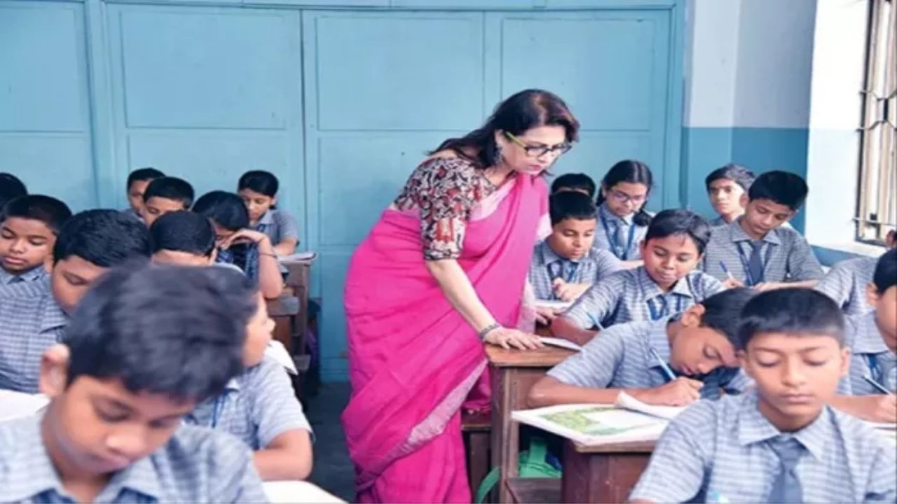 इस राज्य में नया ऐलान, स्कूलों में क्यों बदलेगा ड्रेस कोड? मिलेंगे 5 हजार इस राज्य में नया ऐलान, स्कूलों में क्यों बदलेगा ड्रेस कोड? मिलेंगे 5 हजार