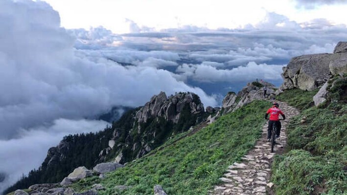 Himachal के चूड़धार ट्रेक पर दर्दनाक हादसा, 300 मीटर गहरी खाई में गिरकर 27 साल की युवती की मौत