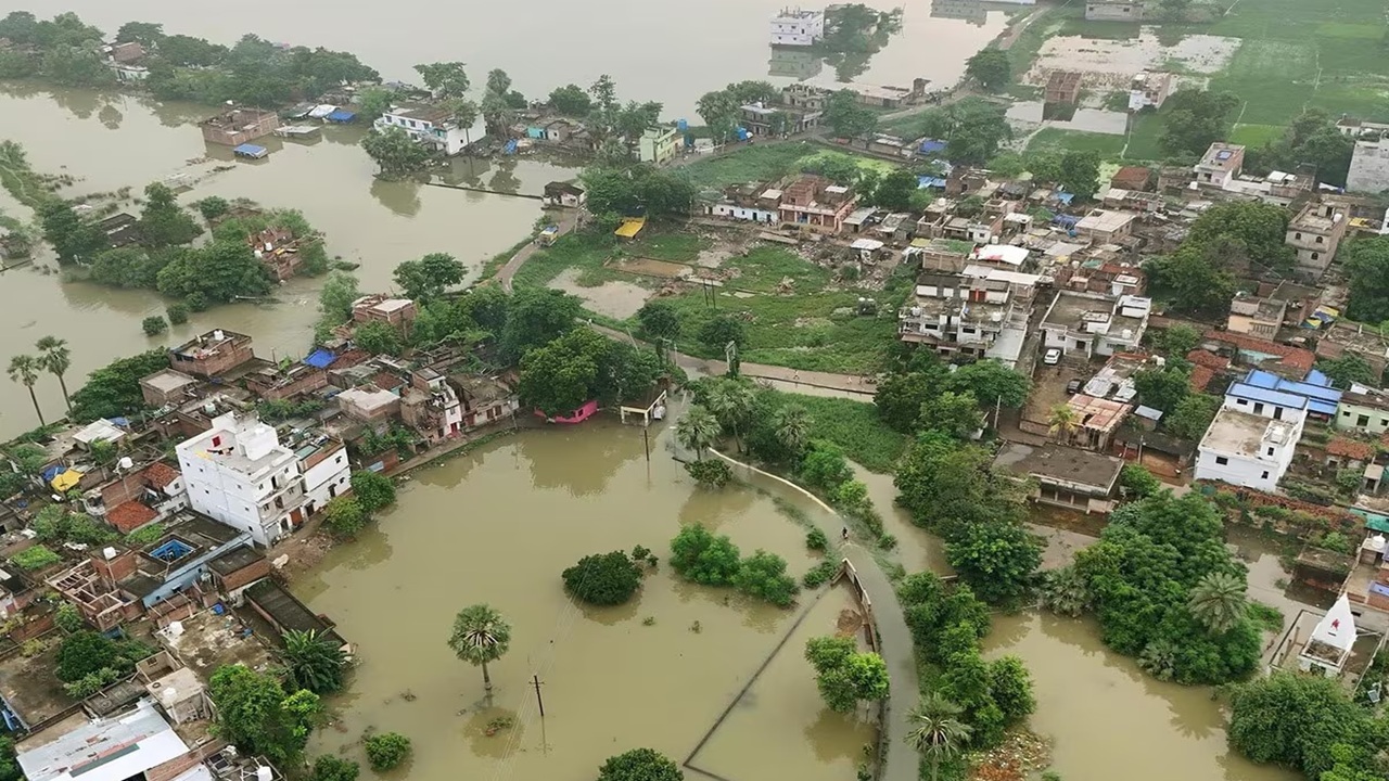 Bihar Flood: 9 नदियां, 12 जिले, 20 लोगों की मौत, बिहार में बाढ़ से 22 लाख से ज्यादा आबादी प्रभावित Bihar Flood: 9 नदियां, 12 जिले, 20 लोगों की मौत, बिहार में बाढ़ से 22 लाख से ज्यादा आबादी प्रभावित