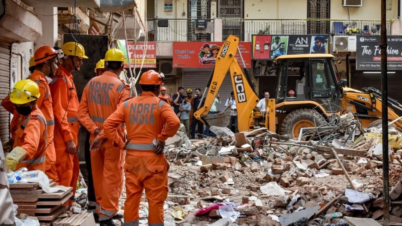Delhi सत्य निकेतन हादसे में 27 घंटे बाद रेस्क्यू ऑपरेशन खत्म, अब तक कितनी परतें खुली? Delhi सत्य निकेतन हादसे में 27 घंटे बाद रेस्क्यू ऑपरेशन खत्म, अब तक कितनी परतें खुली?