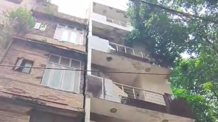 क्या नेहरू विहार में सत्य निकेतन जैसे हादसे का इंतजार कर रहा प्रशासन? 3 साल से नोटिस चस्पा, लेकिन नहीं हुई कार्रवाई
