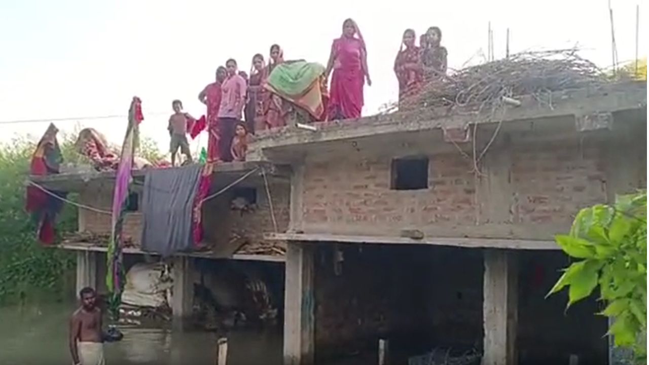 समस्तीपुर में गंगा का कहर, खतरे के निशान से 2 मीटर ऊपर उठा जलस्तर, कई घरों में घुसा बाढ़ का पानी समस्तीपुर में गंगा का कहर, खतरे के निशान से 2 मीटर ऊपर उठा जलस्तर, कई घरों में घुसा बाढ़ का पानी
