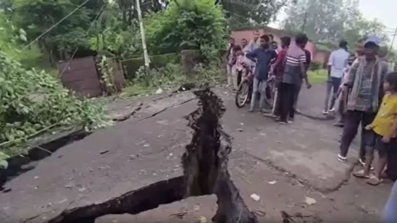 धनबाद में फिर भू-धसान से मची तबाही, जमींदोज हुए कई घर, एक मासूम की मौत, 6 घायल धनबाद में फिर भू-धसान से मची तबाही, जमींदोज हुए कई घर, एक मासूम की मौत, 6 घायल