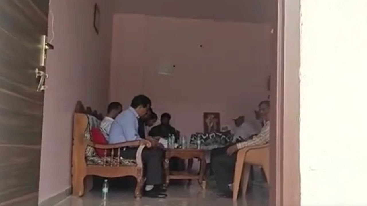 दरभंगा: BDO डॉ. आनंद कुमार विभूति के ठिकानों पर EOU की रेड, आय से अधिक संपत्ति का मामला... हुए फरार दरभंगा: BDO डॉ. आनंद कुमार विभूति के ठिकानों पर EOU की रेड, आय से अधिक संपत्ति का मामला... हुए फरार