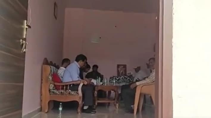 दरभंगा: BDO डॉ. आनंद कुमार विभूति के ठिकानों पर EOU की रेड, आय से अधिक संपत्ति का मामला... हुए फरार