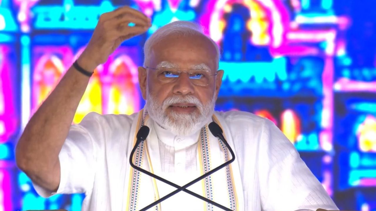 250 ट्रकों का काम एक ट्रेन ने किया, तो नाराज़ हुए ‘फूफा’! वडोदरा से पीएम मोदी ने ऐसे ली विपक्ष की चुटकी 250 ट्रकों का काम एक ट्रेन ने किया, तो नाराज़ हुए ‘फूफा’! वडोदरा से पीएम मोदी ने ऐसे ली विपक्ष की चुटकी