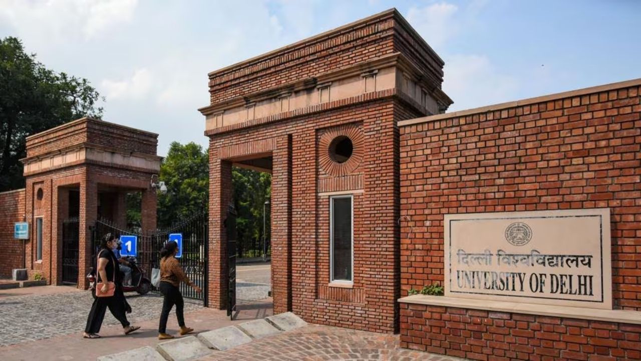 DU के हजारों छात्र हॉस्टल से बाहर क्यों? Students के लिए हॉस्टल की कमी बनी बड़ी परेशानी DU के हजारों छात्र हॉस्टल से बाहर क्यों? Students के लिए हॉस्टल की कमी बनी बड़ी परेशानी
