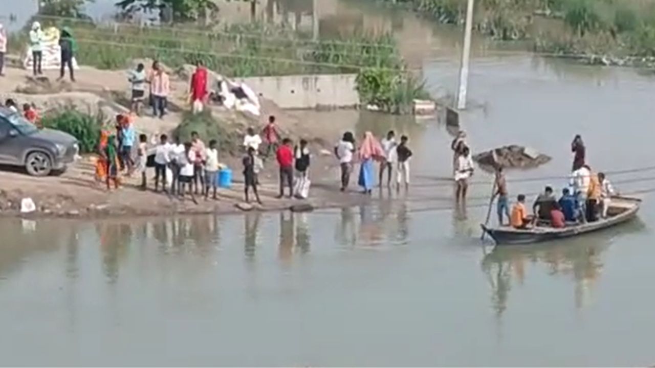 राघोपुर नाव हादसा: मौत के मुंह से बाहर आ गए 8 लोग, 2 अब भी लापता राघोपुर नाव हादसा: मौत के मुंह से बाहर आ गए 8 लोग, 2 अब भी लापता