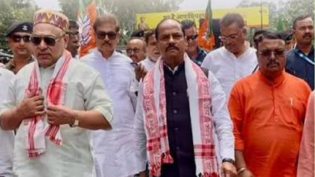 छात्रों के समर्थन में सड़क पर उतरे रघुबर दास, CBI जांच और छात्रों पर दर्ज एफआईआर रद्द करने की मांग छात्रों के समर्थन में सड़क पर उतरे रघुबर दास, CBI जांच और छात्रों पर दर्ज एफआईआर रद्द करने की मांग